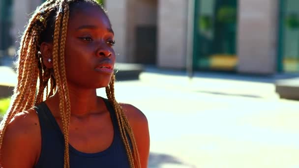 Deportes Afro mujer respira pesadamente después de correr entrenamiento en la calle — Vídeos de Stock