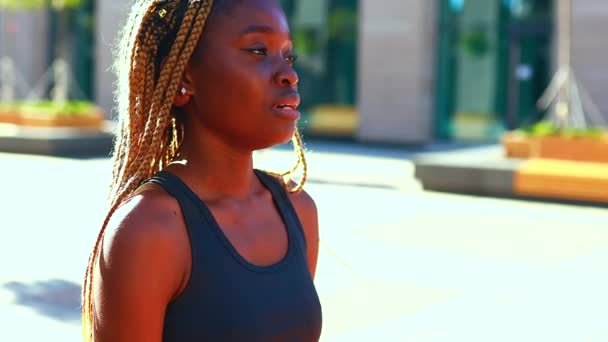 Deportes Afro mujer respira pesadamente después de correr entrenamiento en la calle — Vídeos de Stock