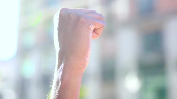 Konzept von Protesten und Rassenunruhen, eine schwarze Hand vor dem Hintergrund der Stadt — Stockvideo