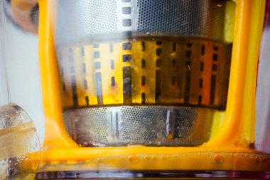 çiğ gıda diyet kavramı portakallar ve beyaz arka planda meyve suyu makinesi