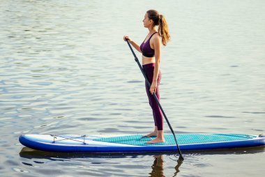 Akşamları doğada yemek servisi yapan kadın.