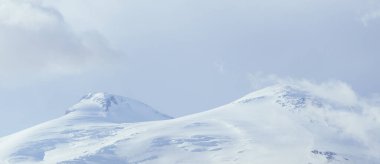 Bulutlu bir günde Büyük Elbrus Dağı