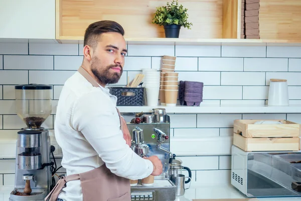 Concetto di piccola impresa, l'uomo che fa caffè fresco in caffè — Foto Stock