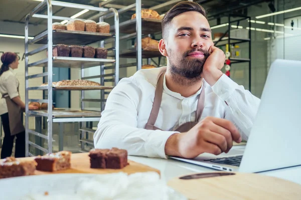 Perakende ticaret konsepti, gıda fabrikasının sahibi fırında online iş siparişi için cihazlar kullanıyor. — Stok fotoğraf