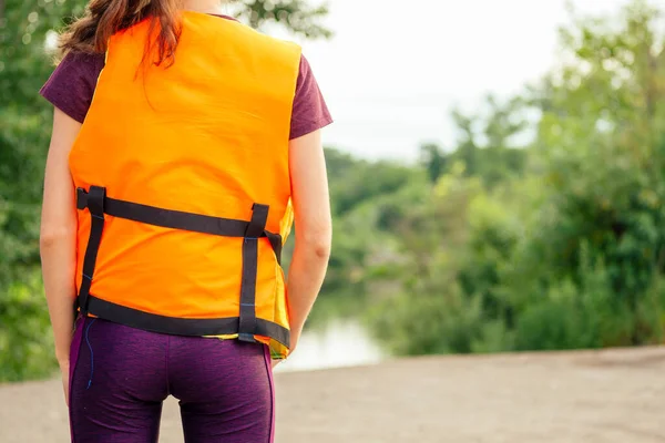 Gilet femme dans la vie sourit près de la plage — Photo