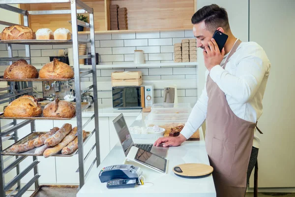 Bello panettiere in uniforme al concetto di piccolo imprenditore manifatturiero — Foto Stock