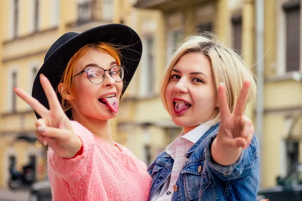 Zwei fröhliche gleichgeschlechtliche Verliebte, die draußen in Europa spazieren gehen — Stockfoto