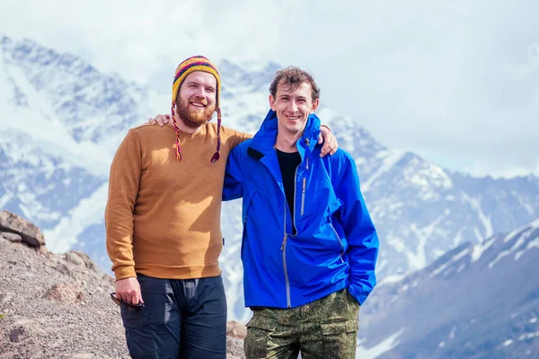 Dois amigos felizes nas montanhas de Elbrus — Fotografia de Stock