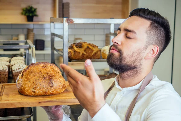 Bello panettiere in uniforme al concetto di piccolo imprenditore manifatturiero. — Foto Stock