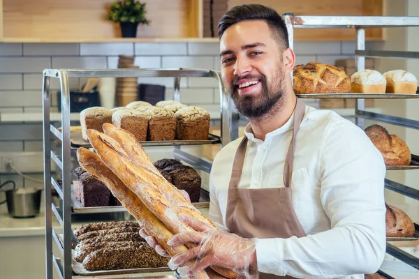 Concetto di commercio al dettaglio, uomo proprietario di una fabbrica alimentare che utilizza dispositivi per l'ordine aziendale online presso bakehouse — Foto Stock