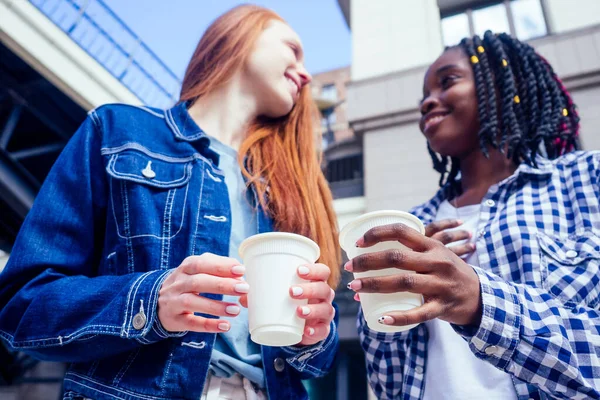 夏日公园的街上，红头发的姜黄女人和她那厚脸皮的姑娘正在喝可可 — 图库照片