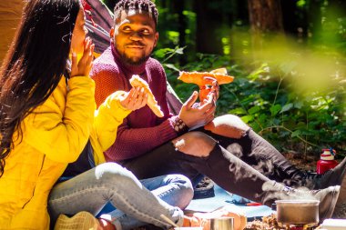 Afro-Amerikan karışık ırk çiftleri çadır kuruyor ve dışarıda dinleniyorlar.