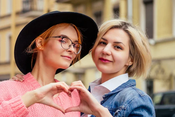 Zwei fröhliche gleichgeschlechtliche Verliebte, die draußen in Europa spazieren gehen — Stockfoto