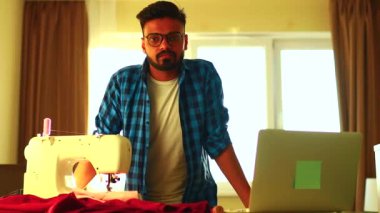 Gün batımında evinde çalışan Hintli bir adam.