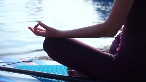 Jeune femme faisant du yoga sur la planche à soup dans la rivière russe — Video