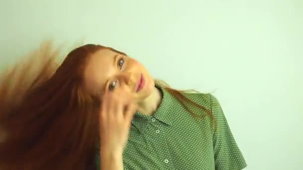 Рыжая рыжая женщина в зеленой хлопковой футболке, любящая волосы и уверенная в себе — стоковое видео