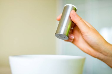 Aşçı kadın evde lezzetli yemekler hazırlayıp dekore ediyor.