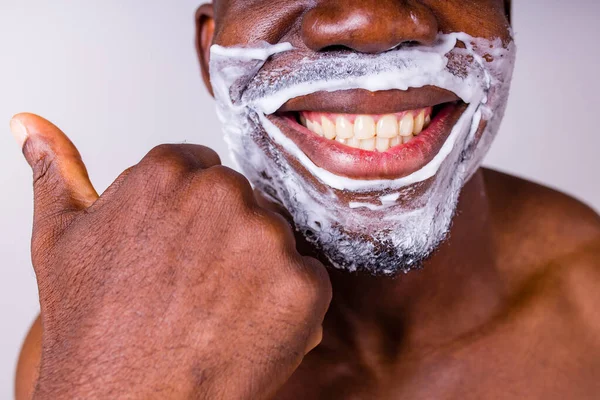 Latin hispanique homme avec rasoir et mousse à raser sur son visage studio blanc isoler fond — Photo