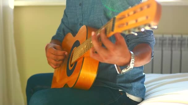 Indián hraje na kytaru a zpívá oblíbenou píseň — Stock video