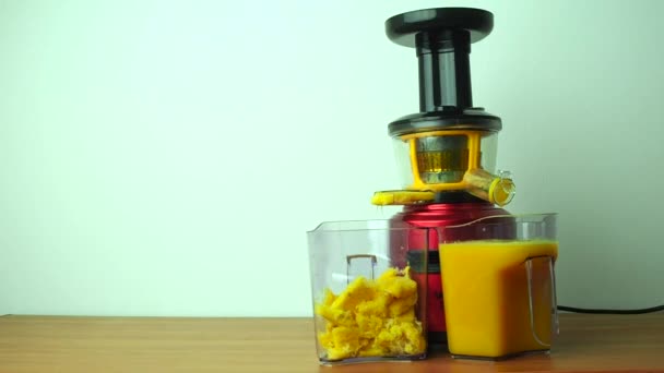 Auger juicer skruv gör apelsiner grönsaksjuice — Stockvideo