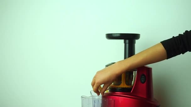 Parafuso juicer Auger fazendo laranjas suco de legumes — Vídeo de Stock