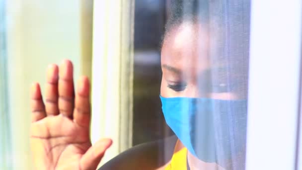 Afro-Amerikalı hasta tedavi umuduyla tek başına oturuyor Coronavirus — Stok video