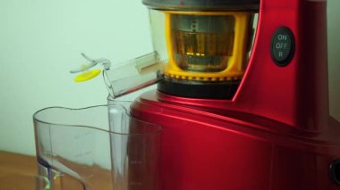 Meyve sıkacağı vidası portakal suyu yapıyor.