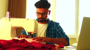 Gün batımında evinde çalışan Hintli bir adam.