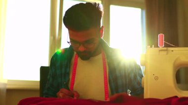 Gün batımında evinde çalışan Hintli bir adam.