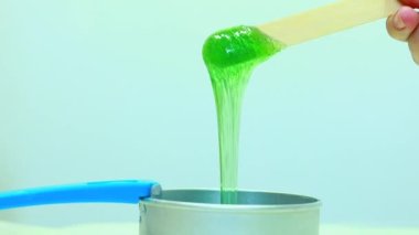 Stüdyodaki sıcak makineye balmumu karıştırma elini kapat.