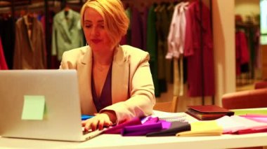 Stilist bir kadın için renk tipi prosedürü uygular, kıyafet rengiyle ilgili kişisel danışma