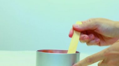 Stüdyodaki sıcak makineye balmumu karıştırma elini kapat.