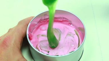 Stüdyodaki sıcak makineye balmumu karıştırma elini kapat.