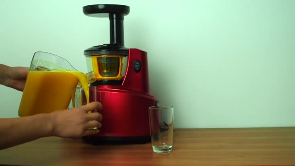 Auger juicer skruv gör apelsiner grönsaksjuice — Stockvideo