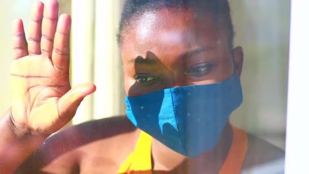 Afro amerykański pacjent siedzi sam z nadzieją na leczenie Coronavirus — Wideo stockowe