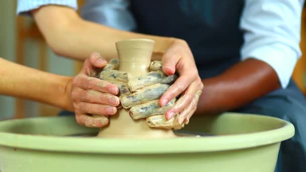 Gemengd ras handen paar maken vaas in kunst studio — Stockvideo