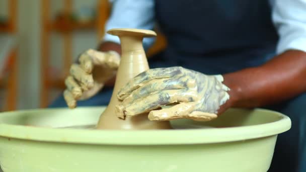 Positieve latino Latijns-Amerikaanse Braziliaanse man het maken van keramische pot op aardewerk wiel — Stockvideo