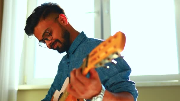 Indián hraje na kytaru a zpívá oblíbenou píseň — Stock video