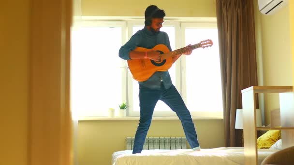 Indiana homem está tocando a guitarra e cantando música favorita — Vídeo de Stock