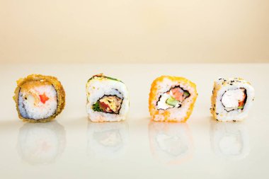 Popüler Asyalı öğle yemeğini çevrimiçi olarak eve getiriyor.