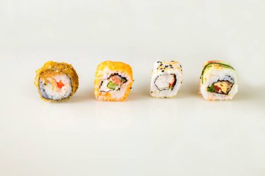 Popüler Asyalı öğle yemeğini çevrimiçi olarak eve getiriyor.