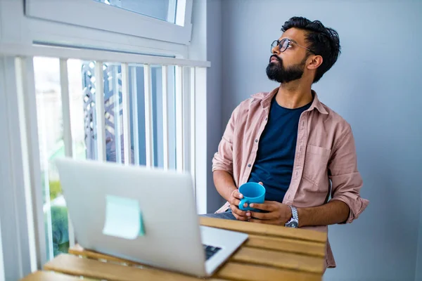 Afro Mixed Race Mann in Freizeitkleidung sitzt in der Chill Zone — Stockfoto