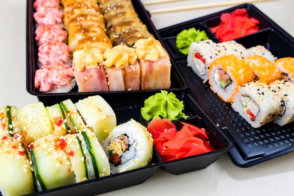 Populära asiatiska rullar lunch beställa hem online — Stockfoto