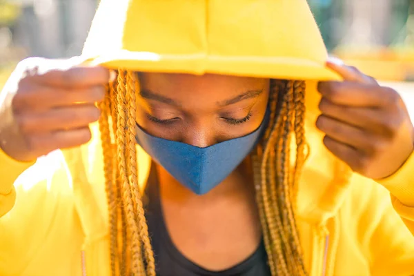 Lateinamerikanische Brasilianerin in gelbem Kapuzenpulli mit gelben Zöpfen Dreadlocks auf der Straße ging in den öffentlichen Park und auf die Straße, um gegen Feminismus zu protestieren — Stockfoto