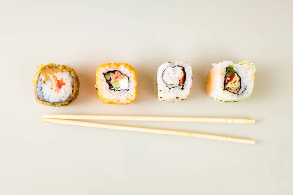 Popolare asiatico rotoli pranzo ordine a casa online — Foto Stock