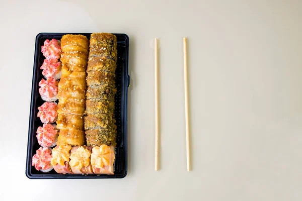 Δημοφιλή ασιατική ρολά μεσημεριανό γεύμα σειρά στο σπίτι σε απευθείας σύνδεση — Φωτογραφία Αρχείου