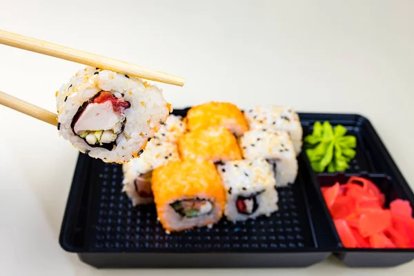 Popolare asiatico rotoli pranzo ordine a casa online — Foto Stock