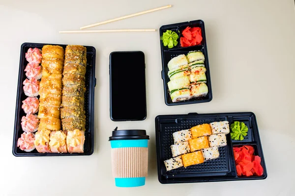 Popolare asiatico rotoli pranzo ordine a casa online — Foto Stock