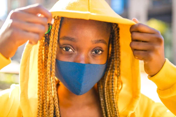 Afroamerikanerin mit langen gelben Dreadlocks, Zöpfen, die draußen mit Maske in der Stadt arbeiten — Stockfoto