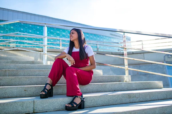 Árabe estudante mulher sentado no escadas ao ar livre — Fotografia de Stock